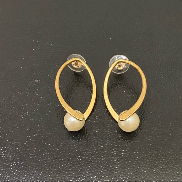 Vintage AVON Pearlesque Faux Pearl Hoop Pierced Earrings - Picture 4 of 10